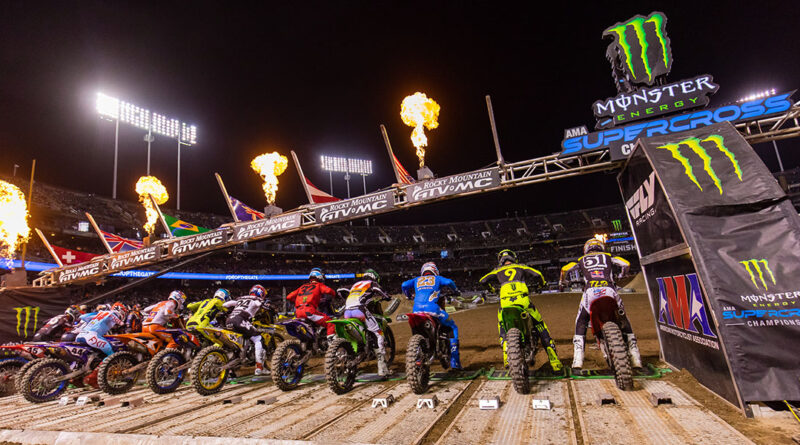 The 450SX start at Oakland AMA Supercross | Credit: Jeff Kardas